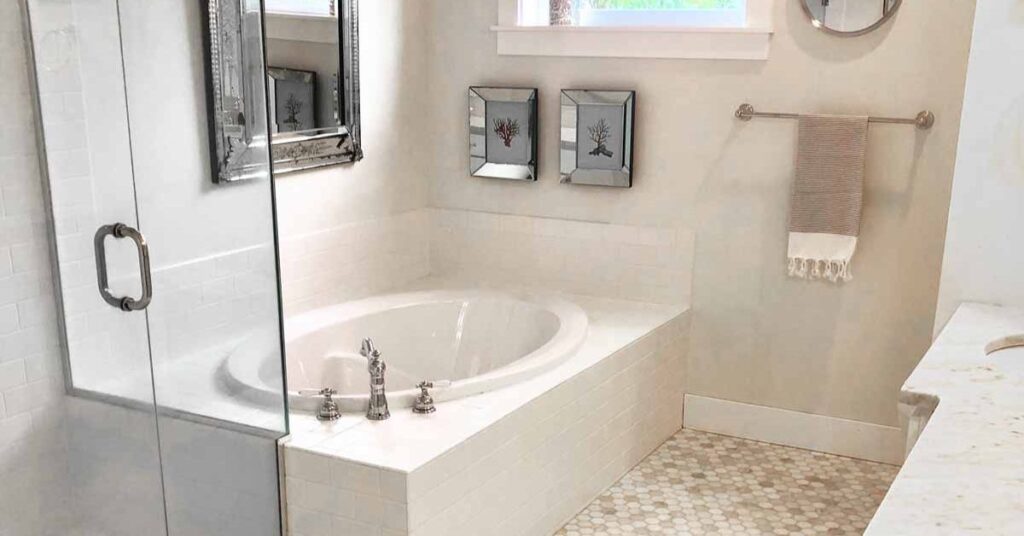 Compact Bathtub for Small Bathroom