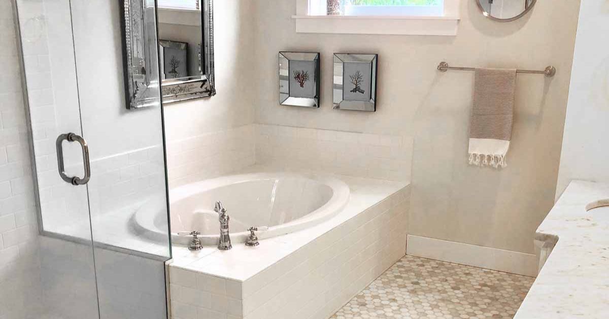 Compact Bathtub for Small Bathroom