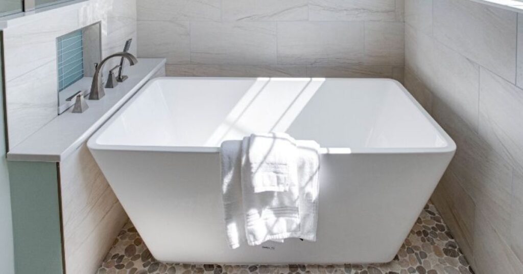 How to Choose Bathtub for Small Bathroom